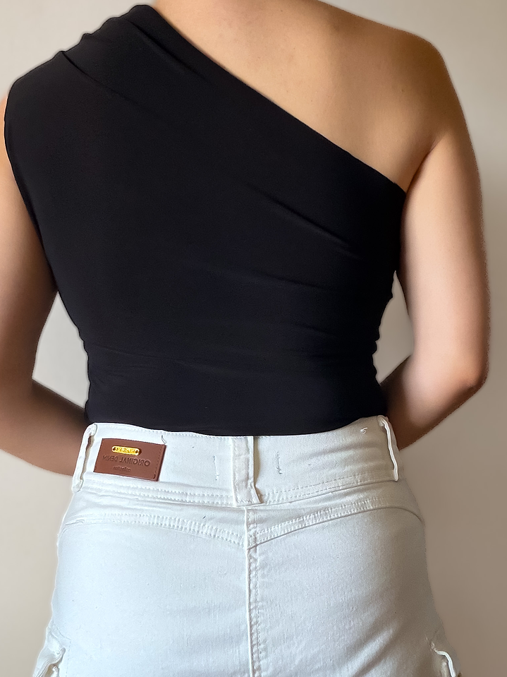 Top asimetrico con hebilla  3