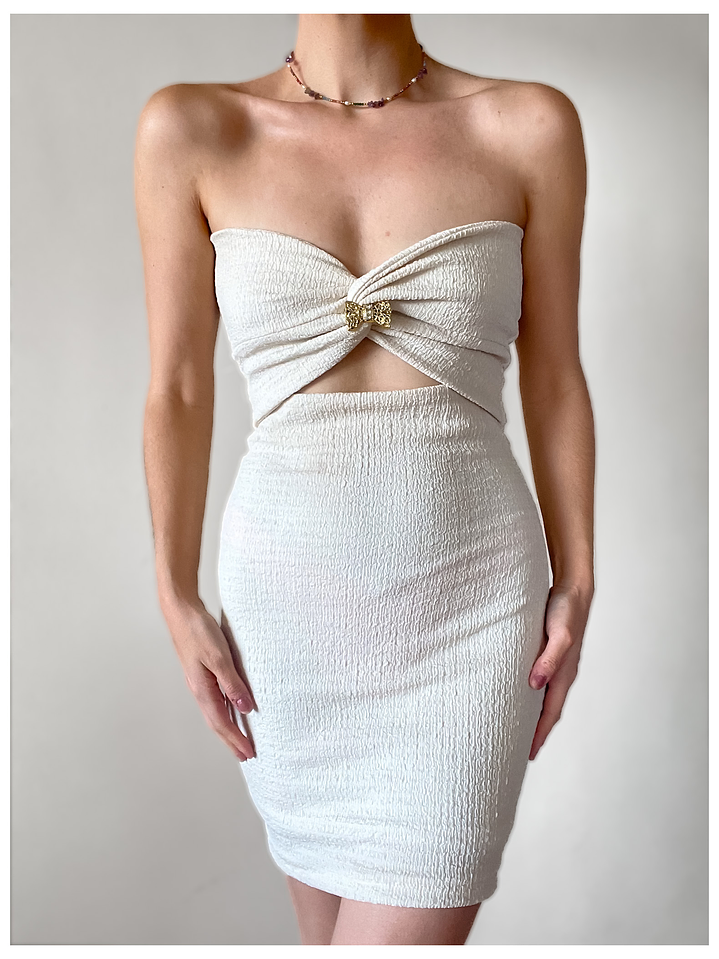 Vestido strapless ajustado cut out marfil claro  1