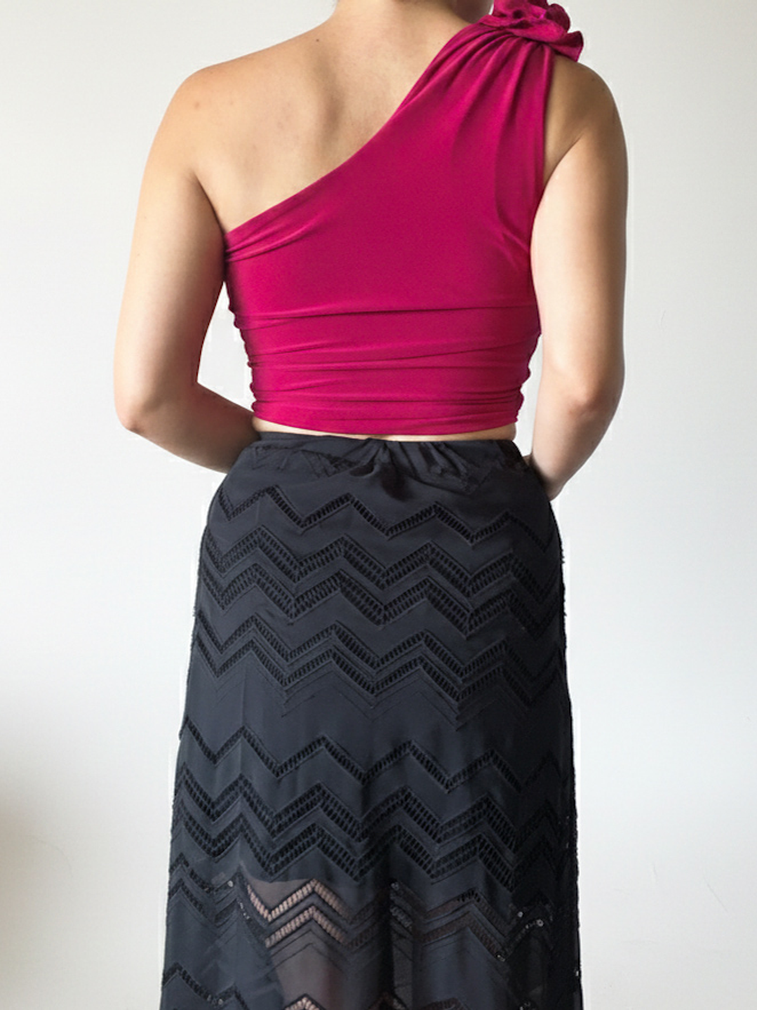 Crop top asimétrico fucsia oscuro con flor y detalle dorado  5