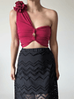 Crop top asimétrico fucsia oscuro con flor y detalle dorado  - Miniatura 1