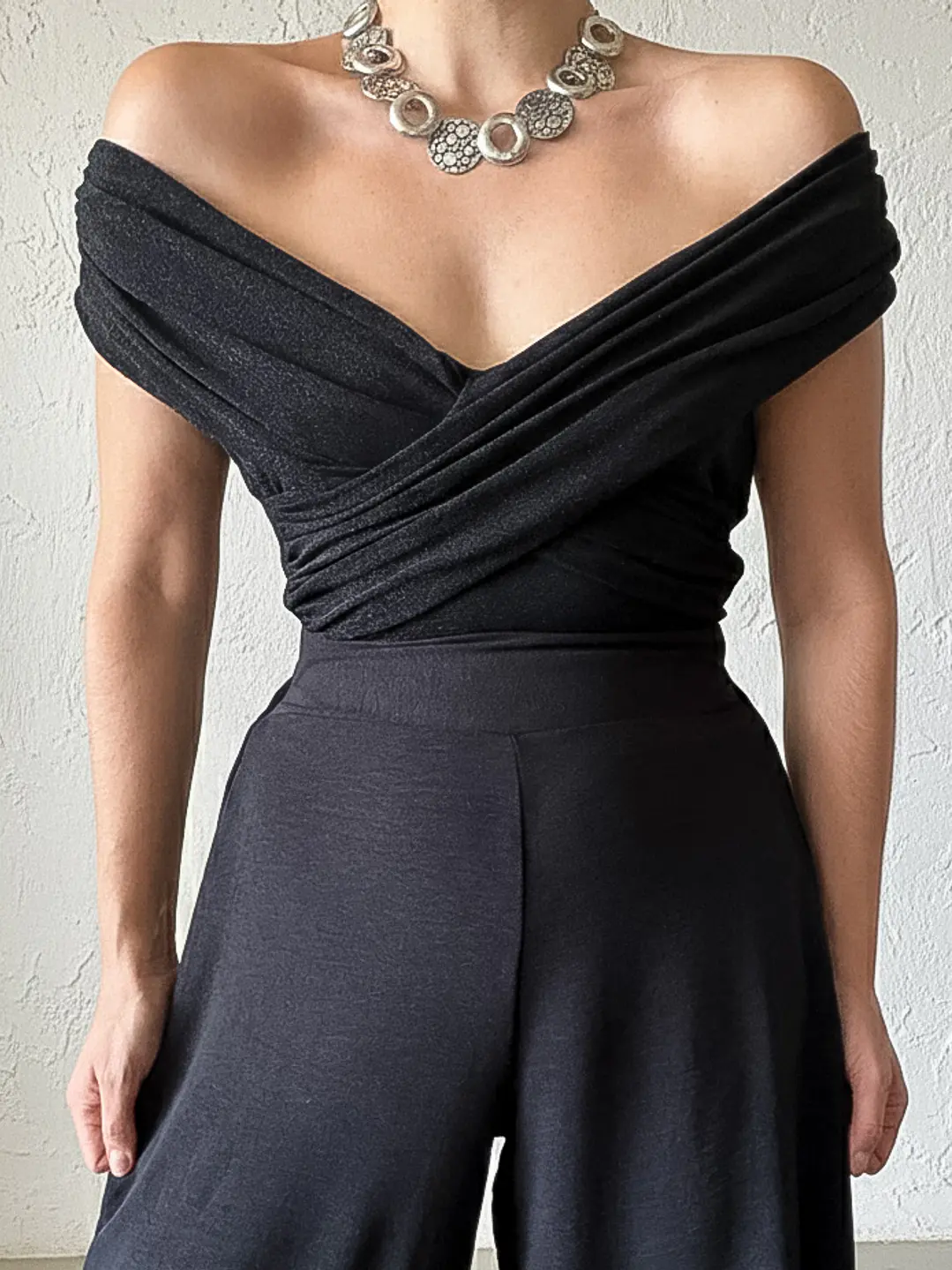 Top cruzado negro con brillos 1