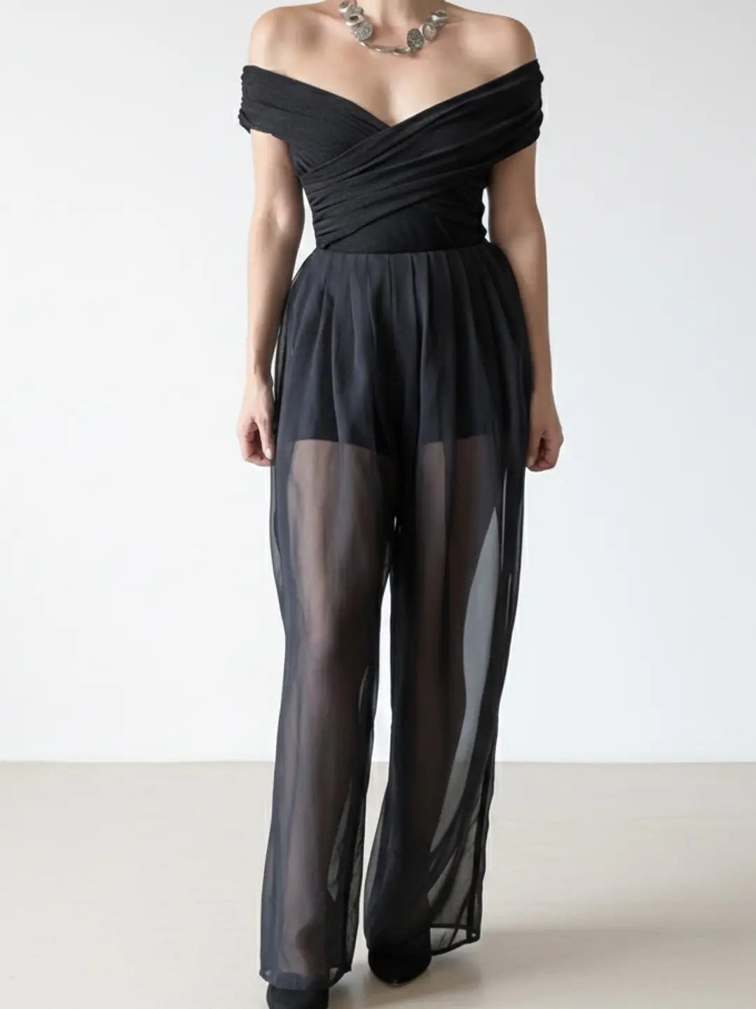 Top cruzado negro con brillos 2