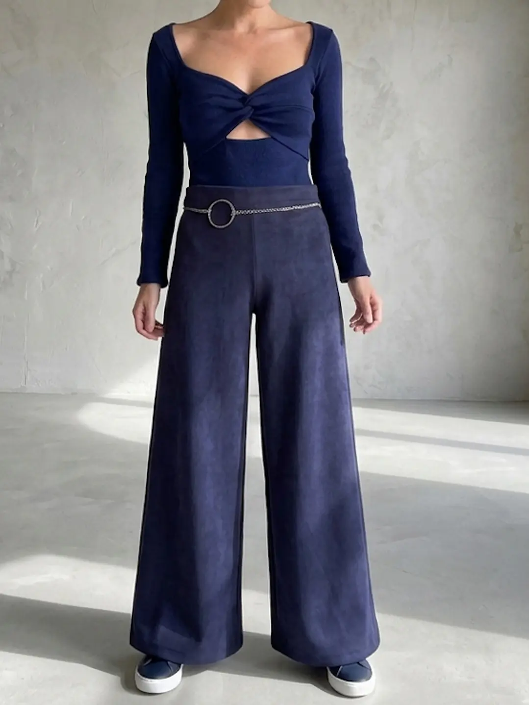 Pantalón gamuza azul marino con accesorio de cadena 1