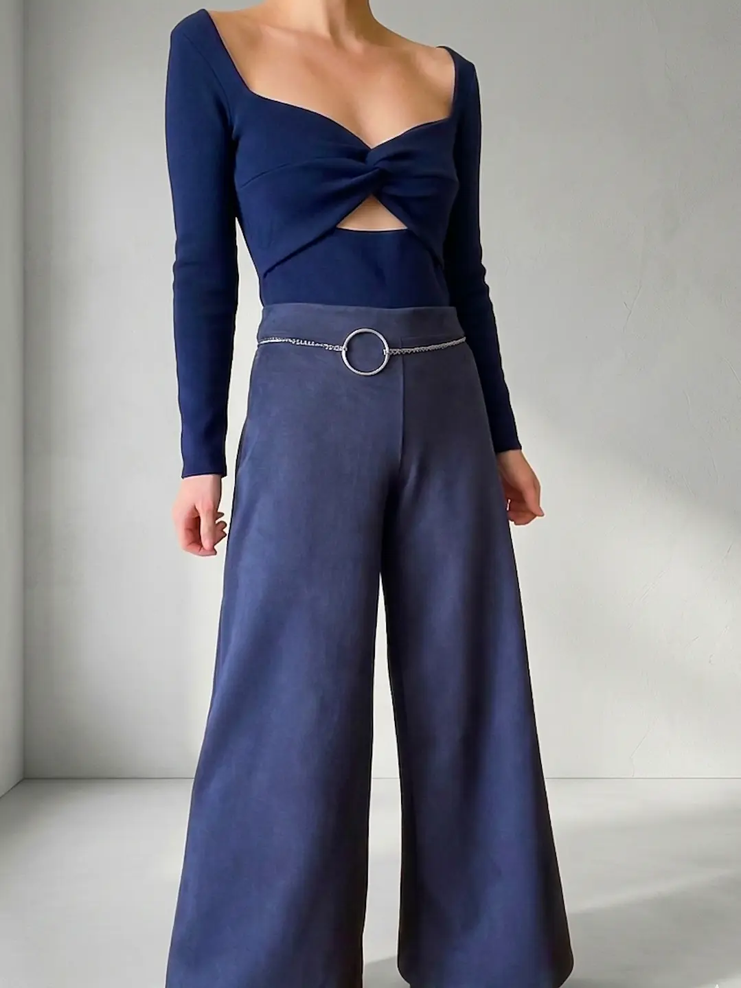 Pantalón gamuza azul marino con accesorio de cadena 3