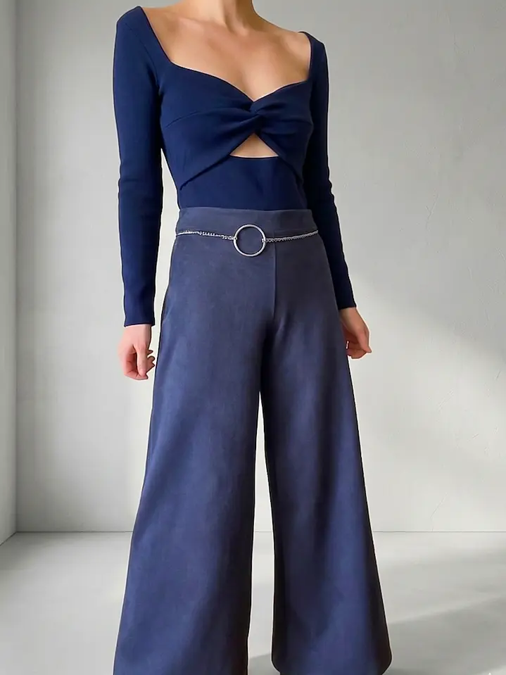Pantalón gamuza azul marino con accesorio de cadena 3