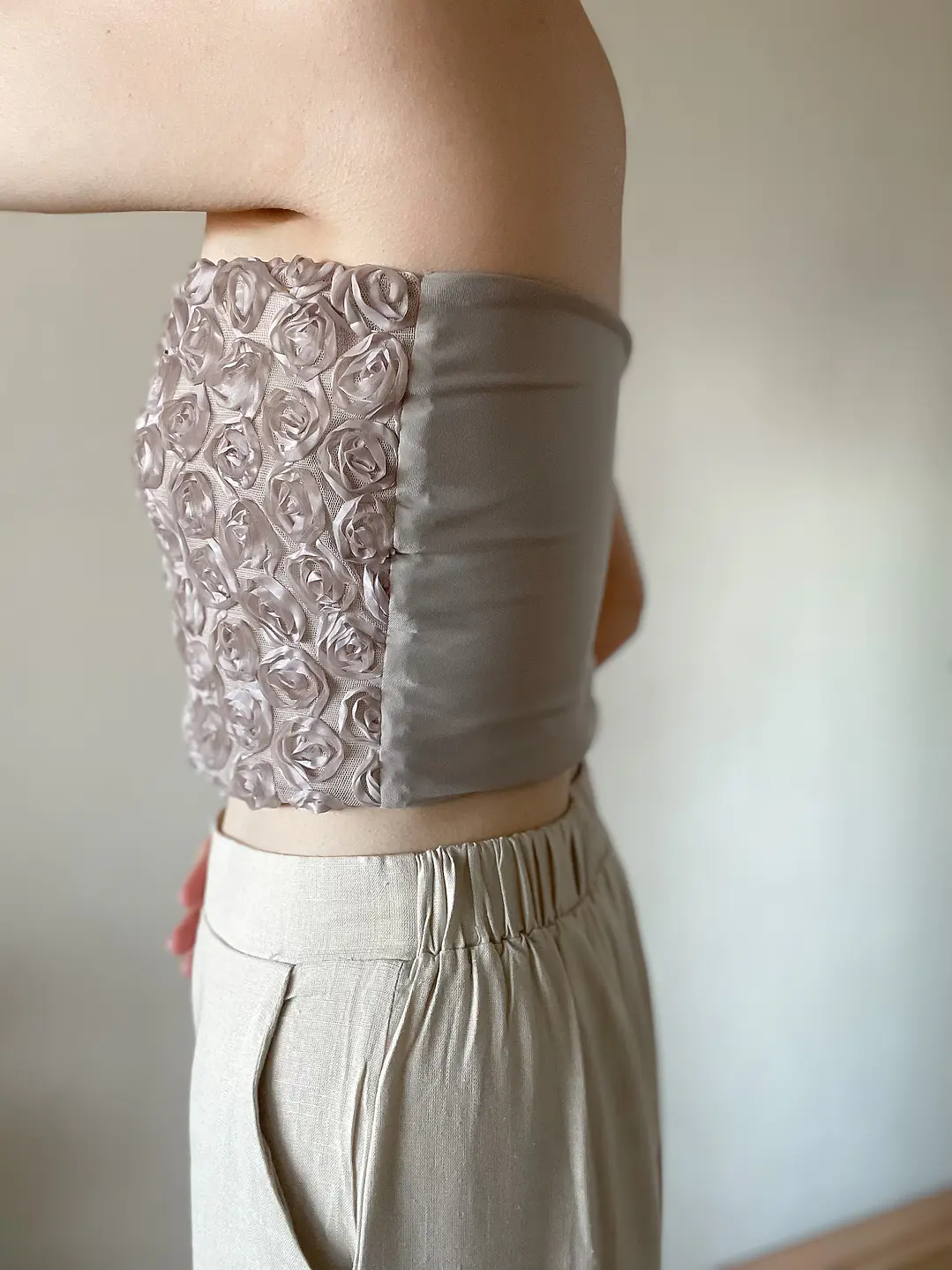 Crop Top Strapless Relieve Flores 4