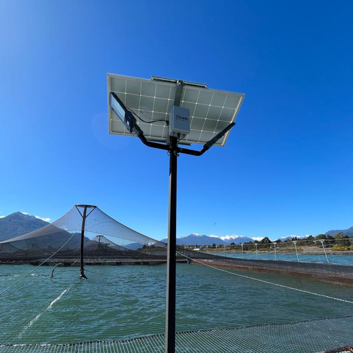 TICAM KIT LUMINARIA SOLAR DOBLE FOCO, PEDESTAL, TABLERO GENERADOR Y PANEL SOLAR