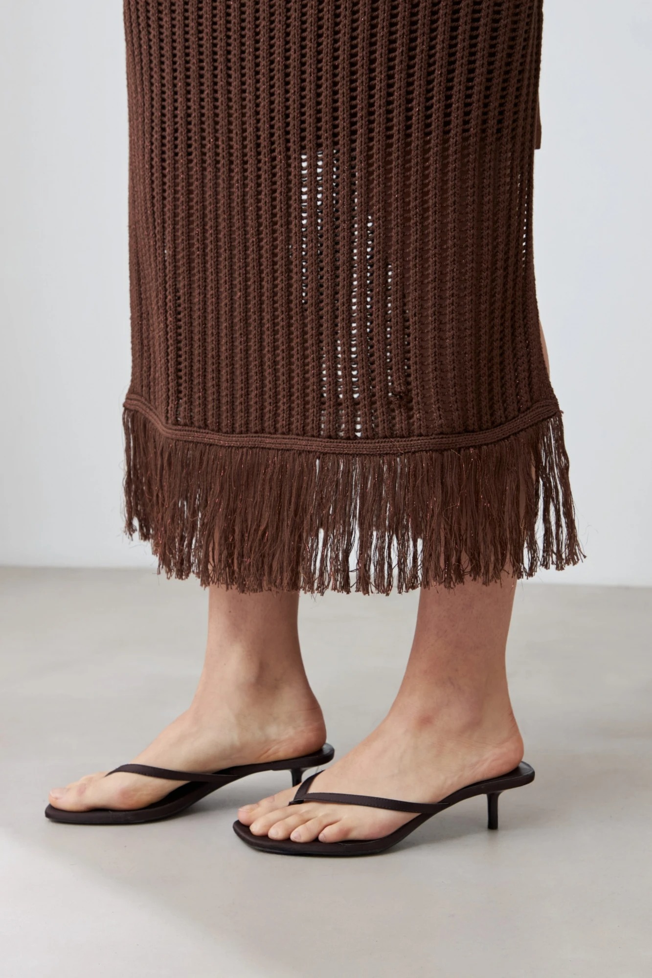 Vestido calado con flecos - chocolate 5