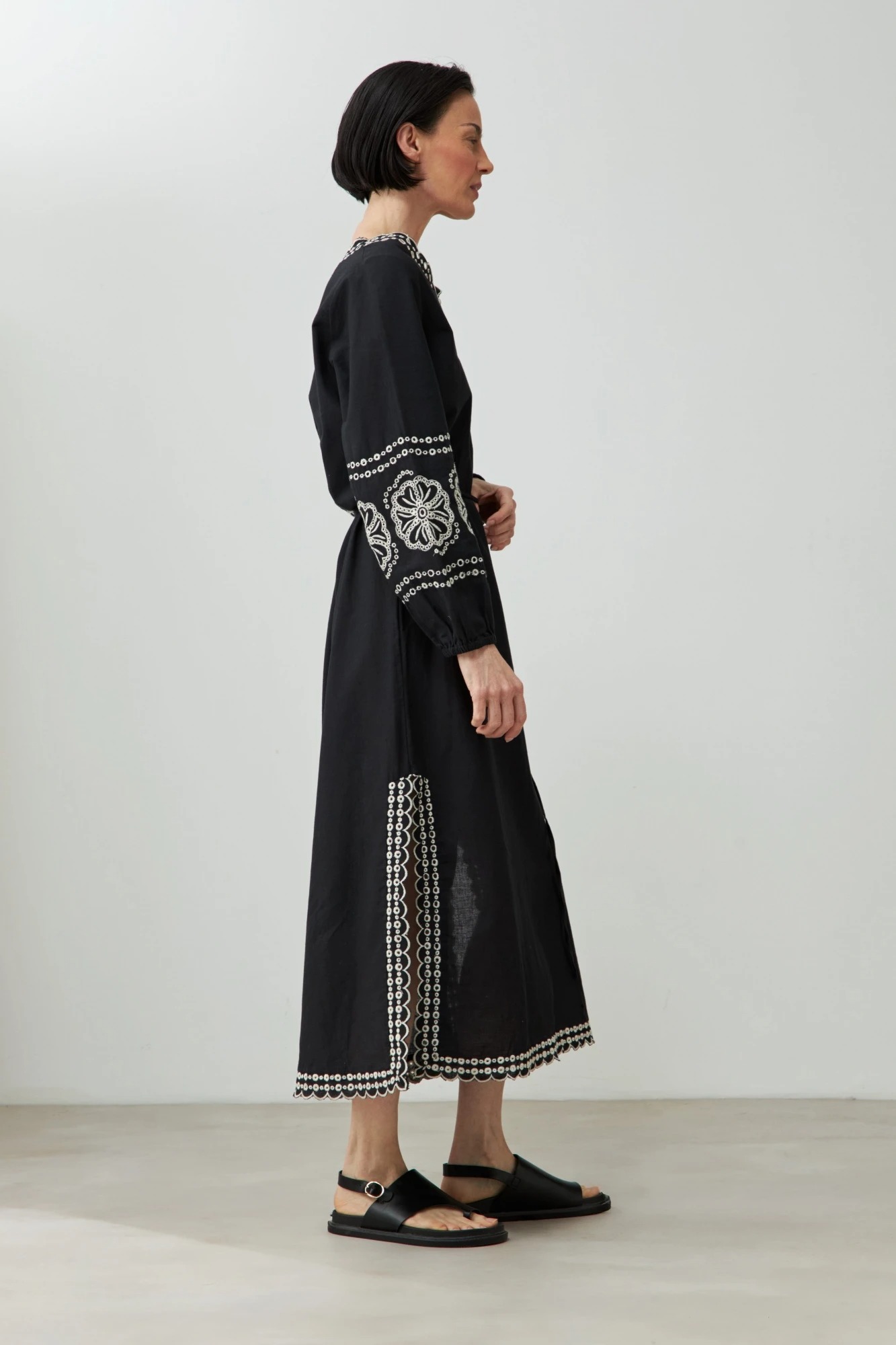 Túnica larga con bordados - negro 2