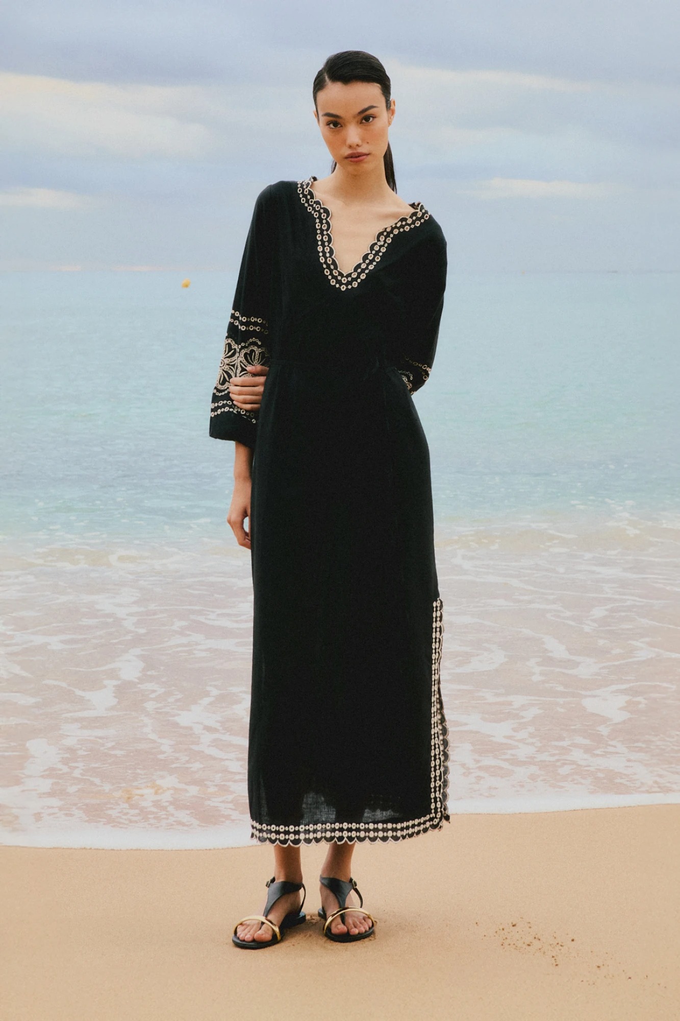 Túnica larga con bordados - negro 1