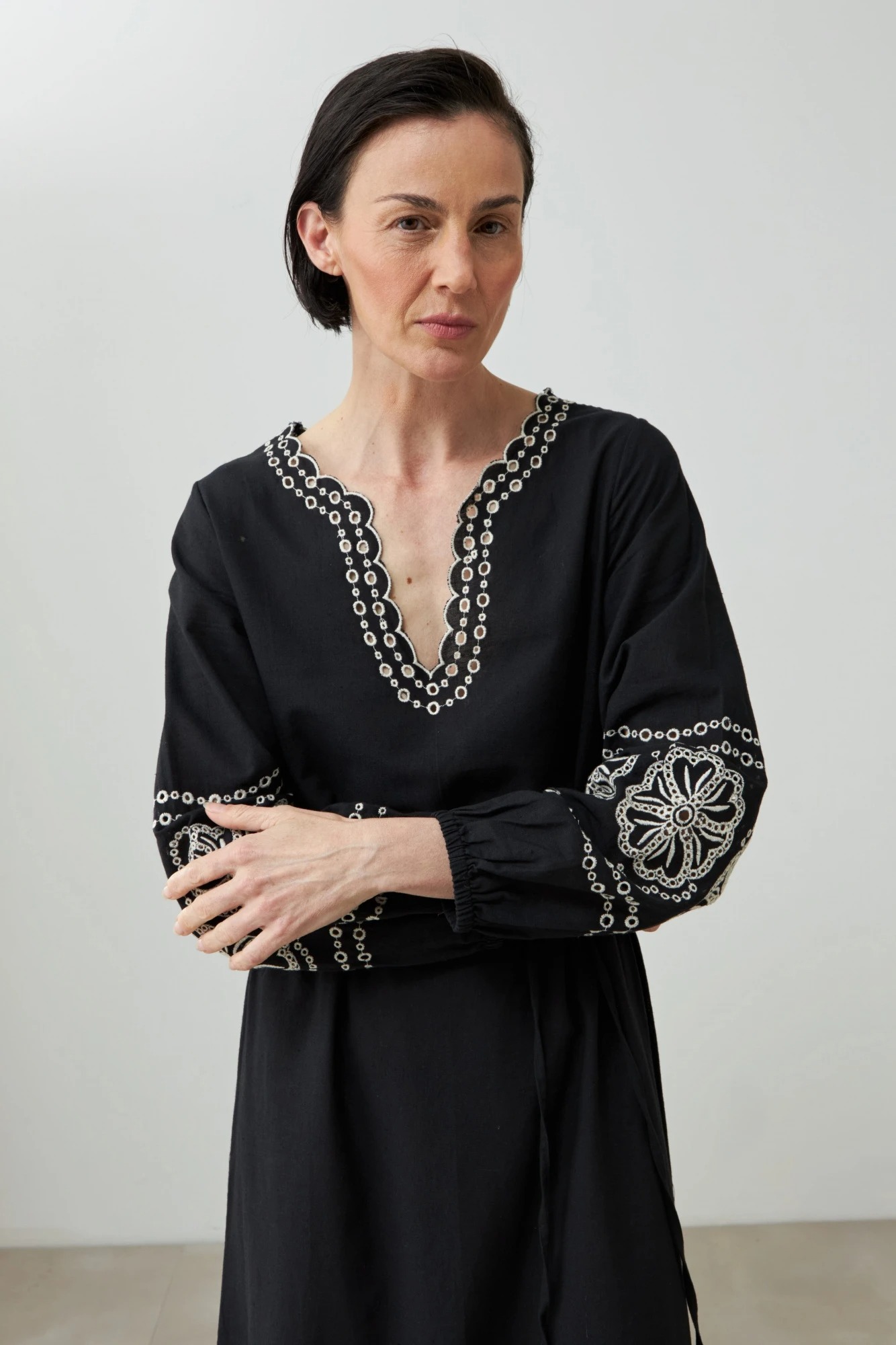 Túnica larga con bordados - negro 4