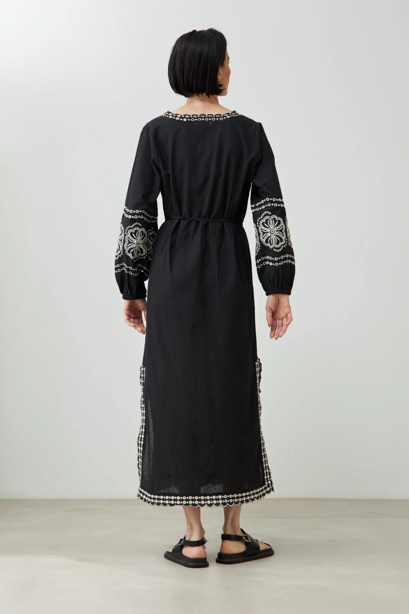 Túnica larga con bordados - negro 5