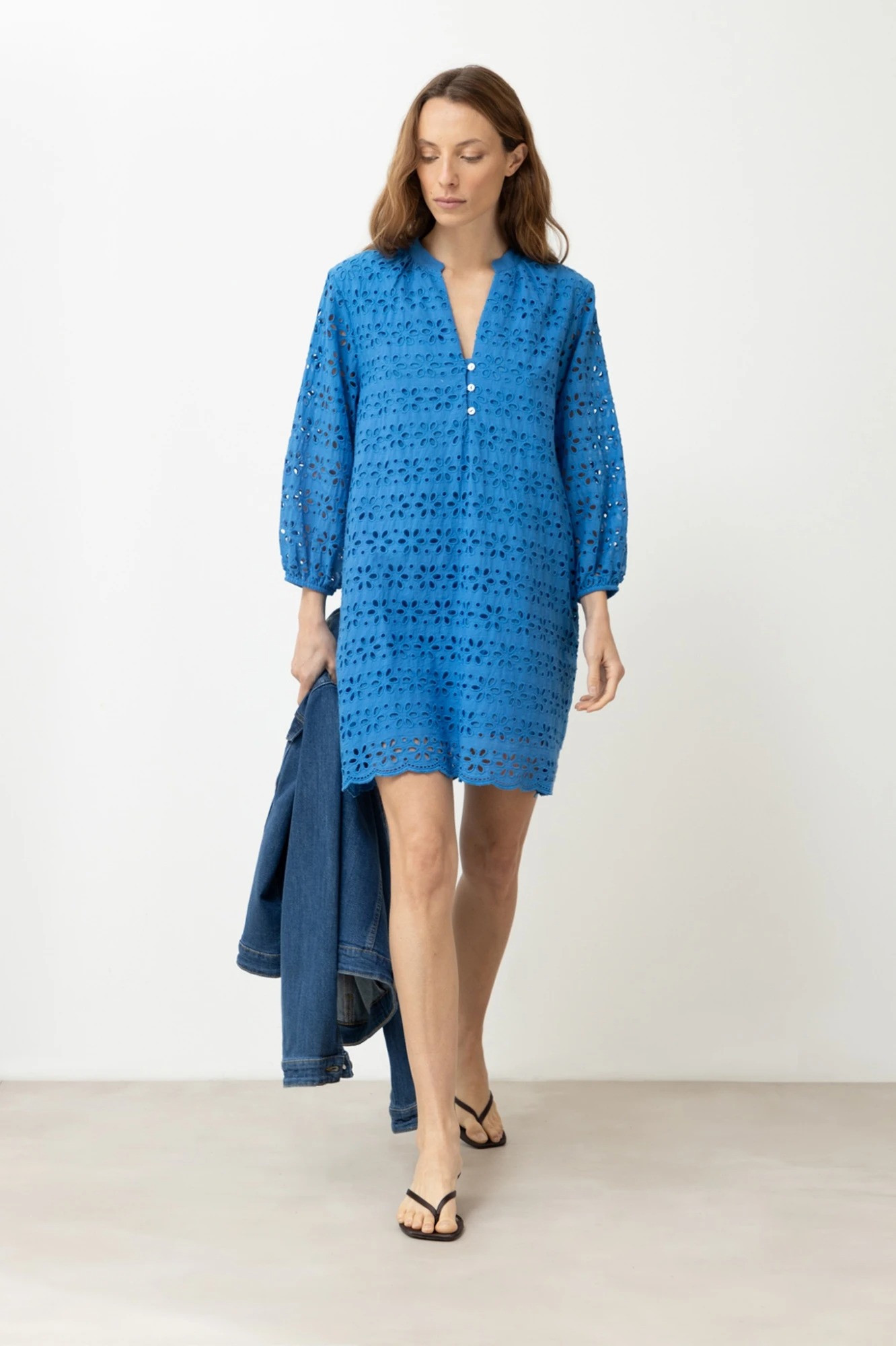 Vestido broderie cuello mao - azul regata 1