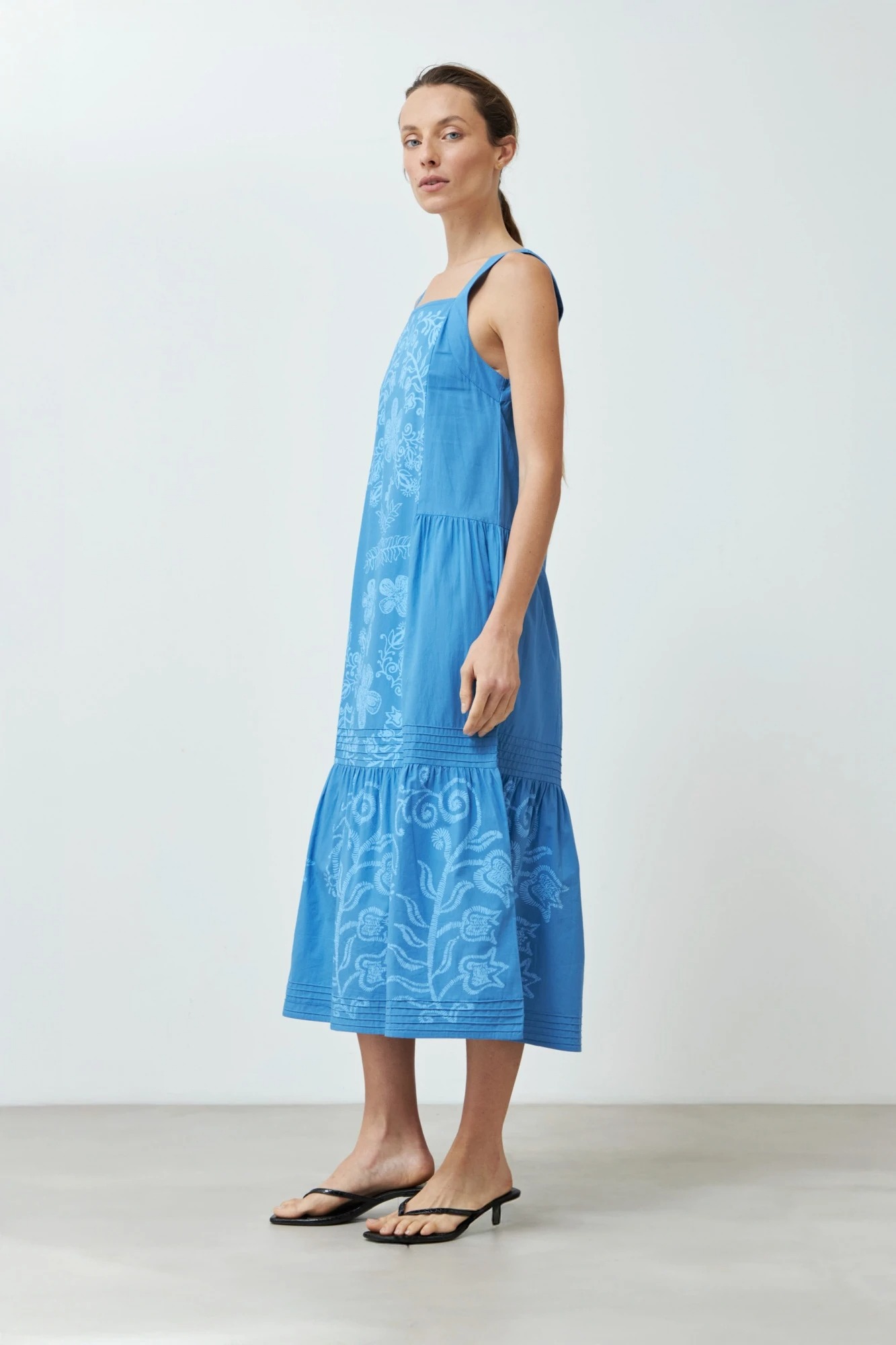 Maxi vestido con estampa floral localizada - azul regata 2