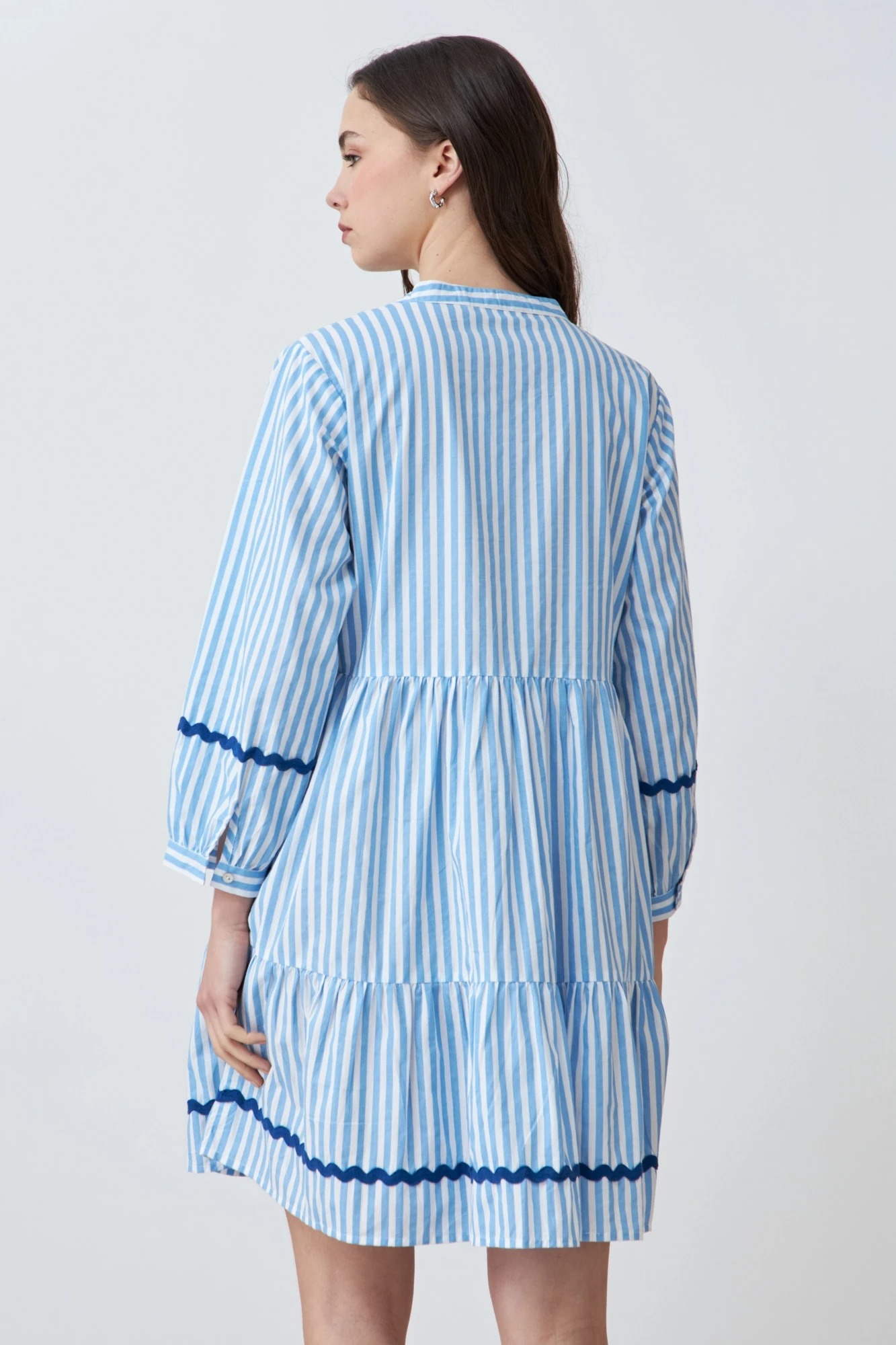 Vestido midi rayado con cinta aplicada - celeste 3
