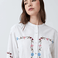 Camisa romántica con bordados florales - blanco - Miniatura 4