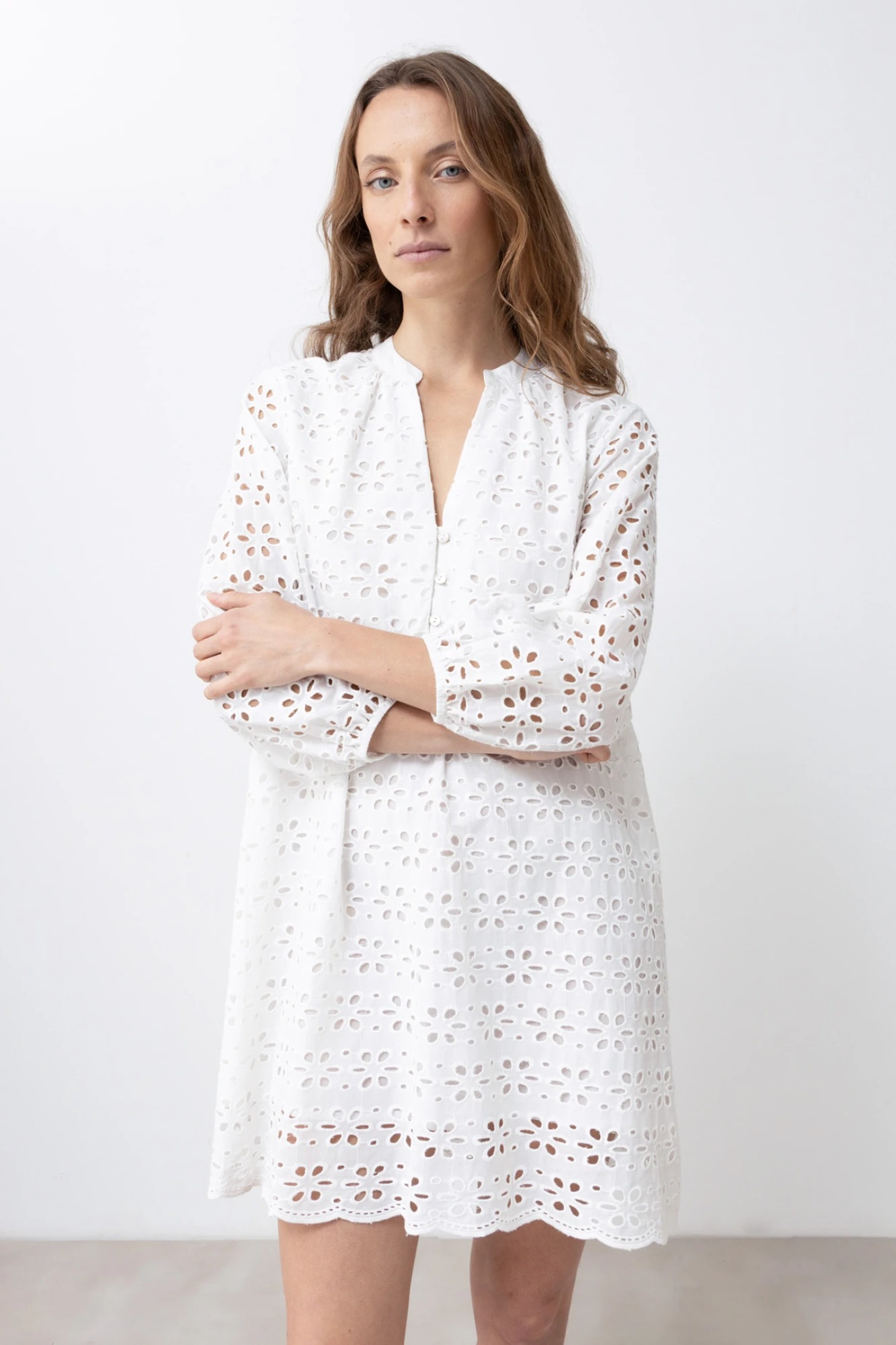 Vestido broderie cuello mao - blanco 3