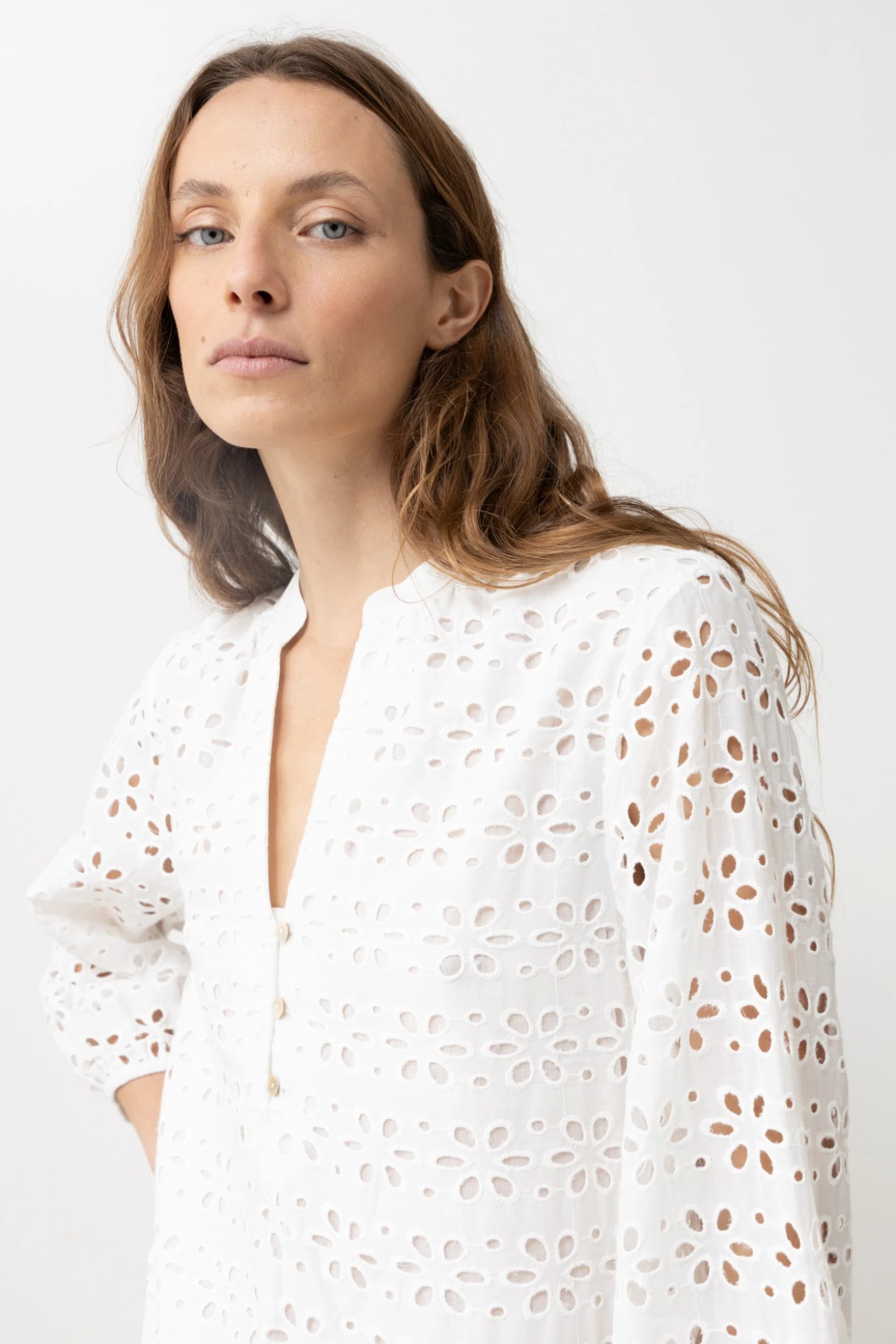Vestido broderie cuello mao - blanco 5