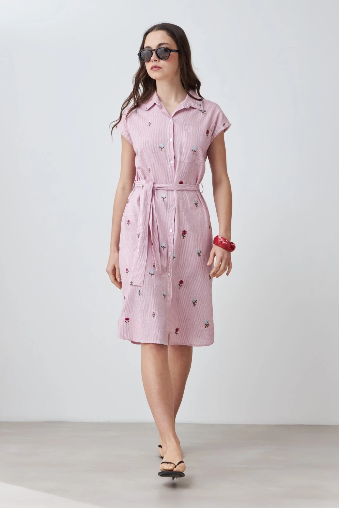 Vestido rayado con bordados florales - rosa 1