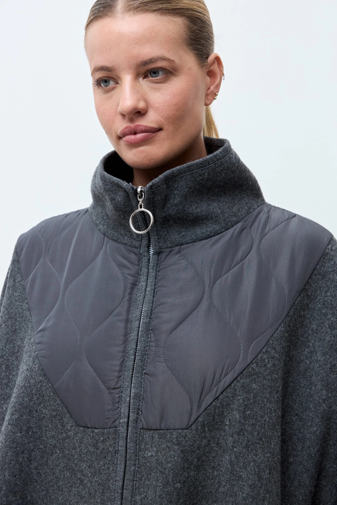 Capa con detalle capitoneado - gris melange 3