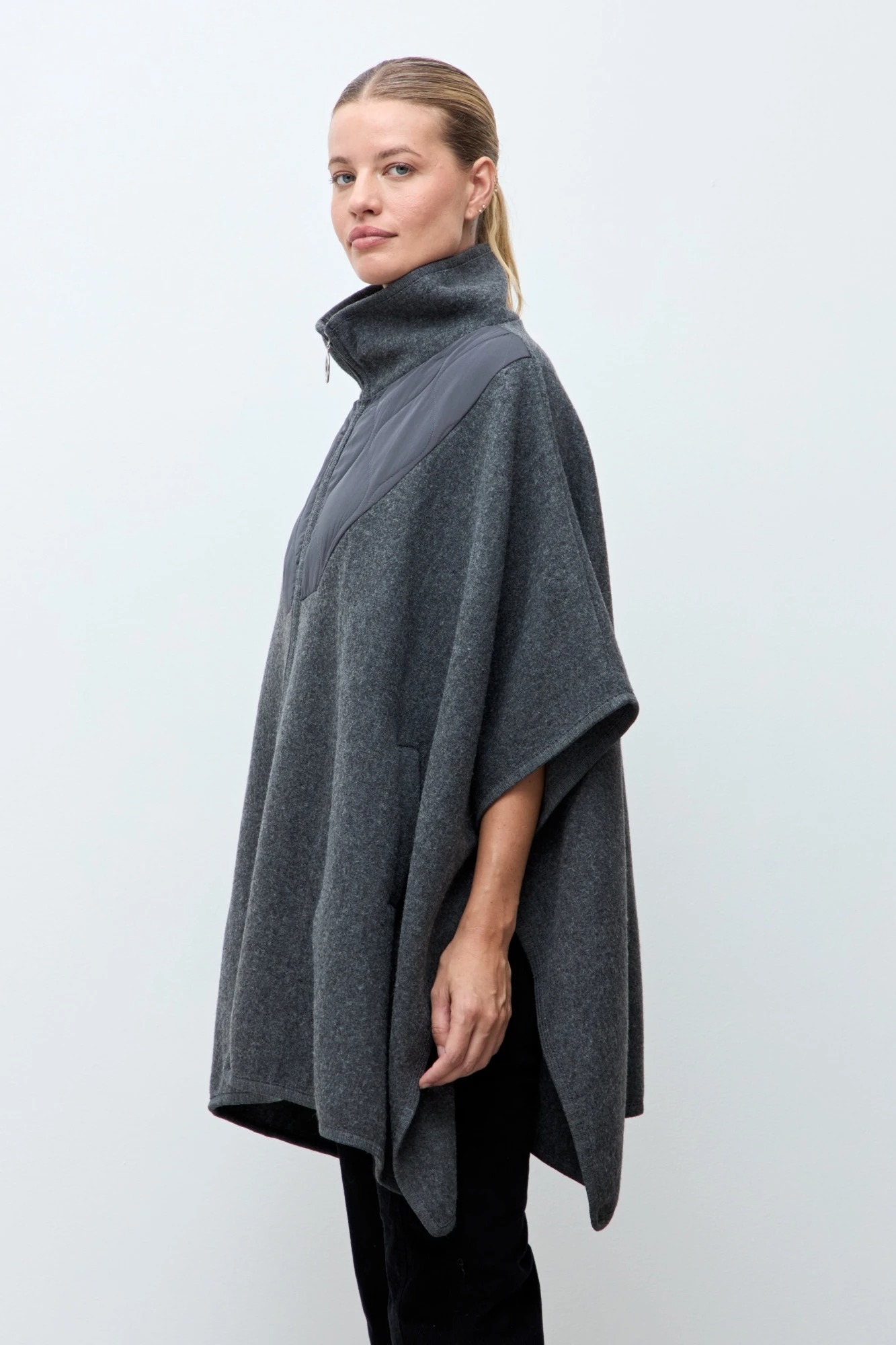 Capa con detalle capitoneado - gris melange 5