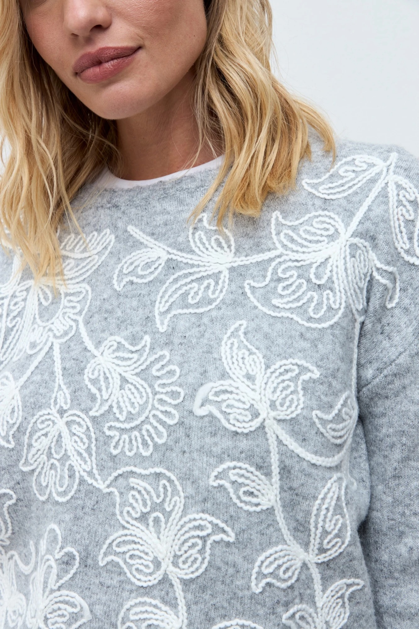 Sweater bordado floral - gris melange 4