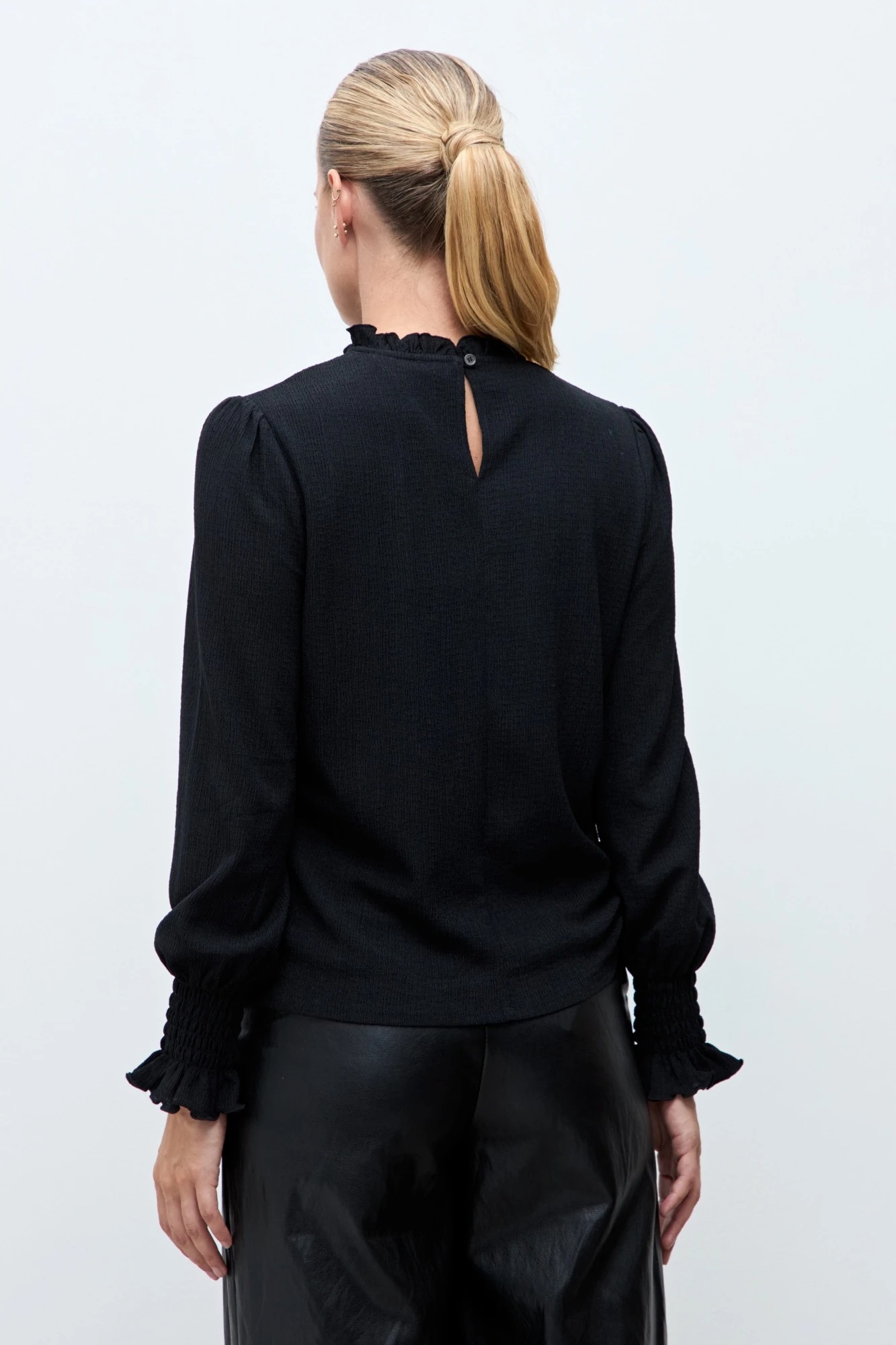 Blusa romántica puño punto smock - negro 4