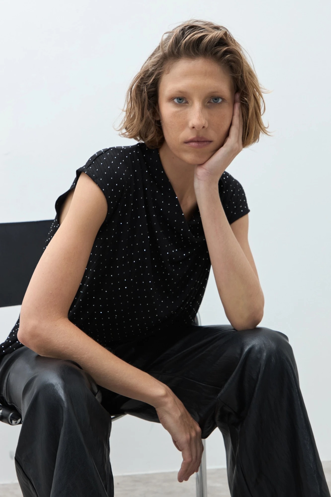 Blusa con brillos - negro 1