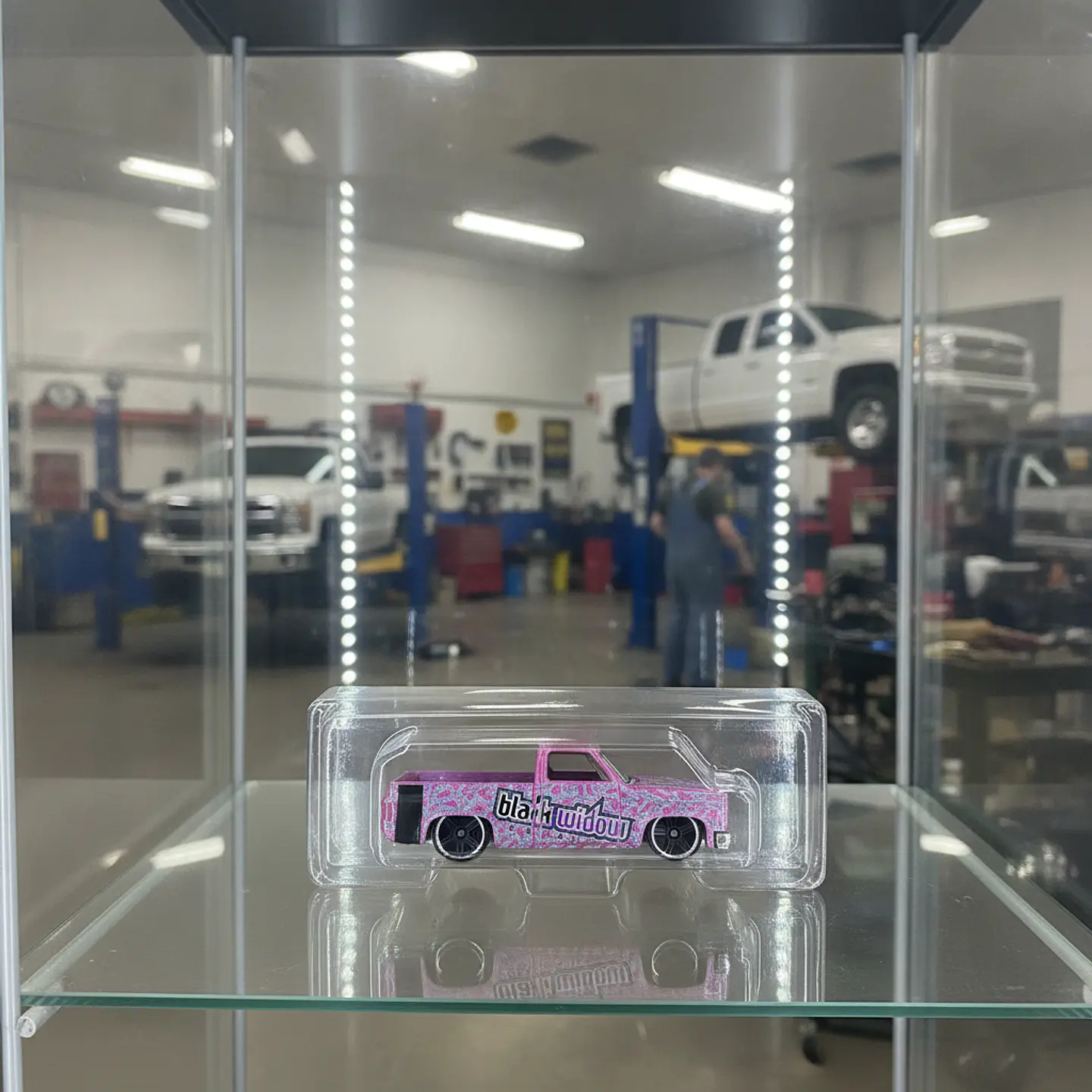 Hot Wheels - 83 Chevy Silverado - Truckin Along 3/5 - Escala 1:64 3