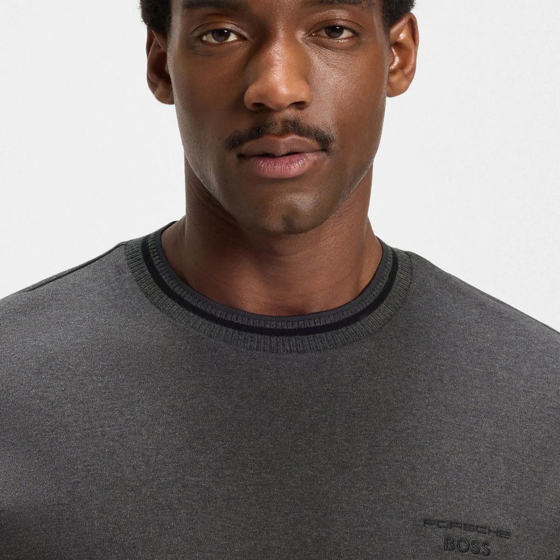 CAMISETA DE ALGODÓN PORSCHE X BOSS CON ACABADO CON CONTROL DE LA HUMEDAD PLAYERA REGULAR FIT HOMBRE 4