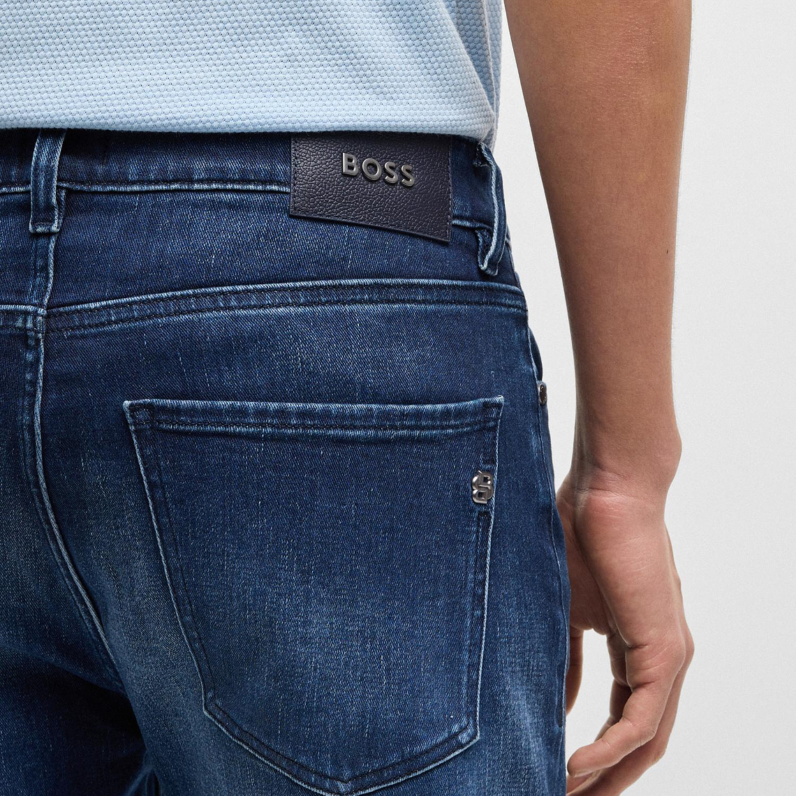 JEANS CON DISEÑO ESTRUCTURADO HOMBRE 3