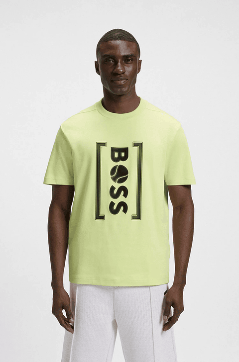 CAMISETA RELAXED FIT CON LOGO ESTAMPADO EN MALLA INSPIRADO EN EL TENIS PLAYERA RELAXED FIT HOMBRE