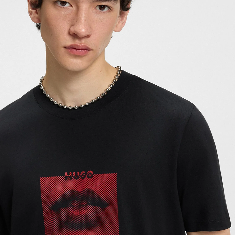 CAMISETA DE PUNTO DE ALGODÓN CON ILUSTRACIÓN DE LABIOS PLAYERA REGULAR FIT HOMBRE 4