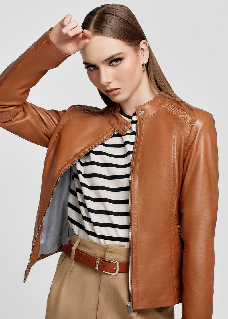 CASACA CON DETALLE EN LOS HOMBROS 4