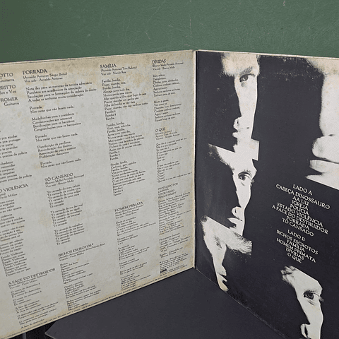 Titãs – Cabeça Dinossauro