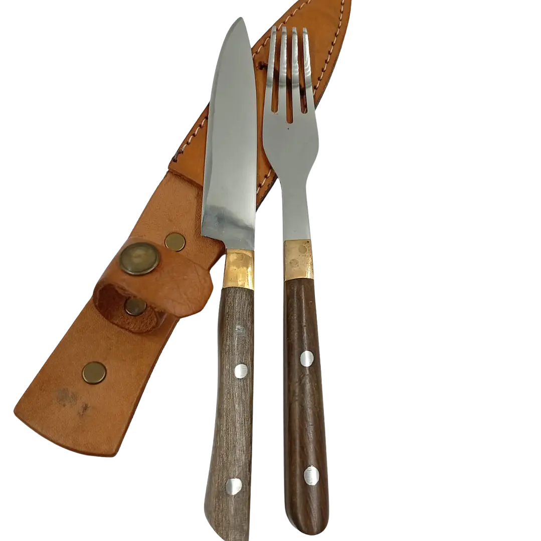 Set de Asado de Cuchillo y Tenedor con Vaina de Cuero 1