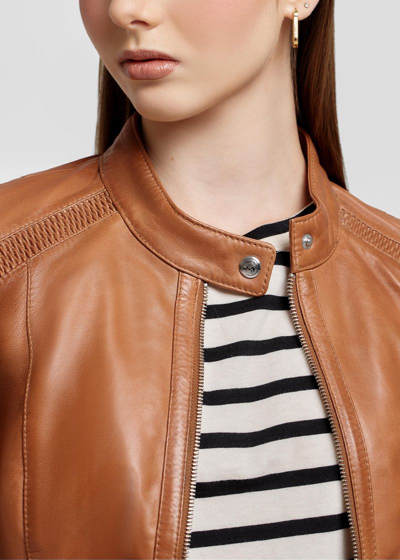 CASACA CON DETALLE EN LOS HOMBROS 2