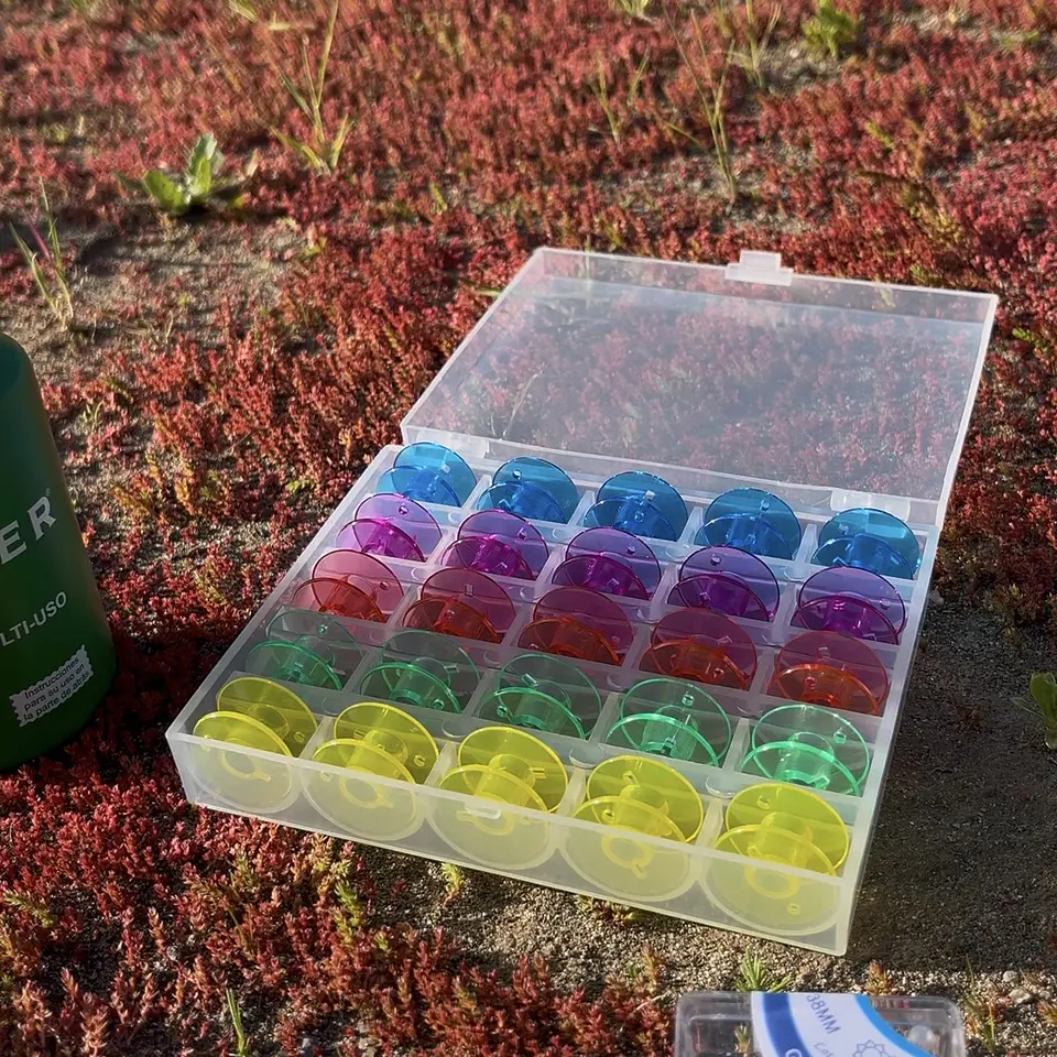 Caja 24 Carretes de Hilo Plásticos 1