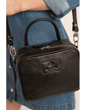 CARTERA BANDOLERA NEGRA CON MANILLA