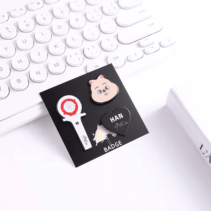 PIN SKZOO + LIGHTSTICK 4