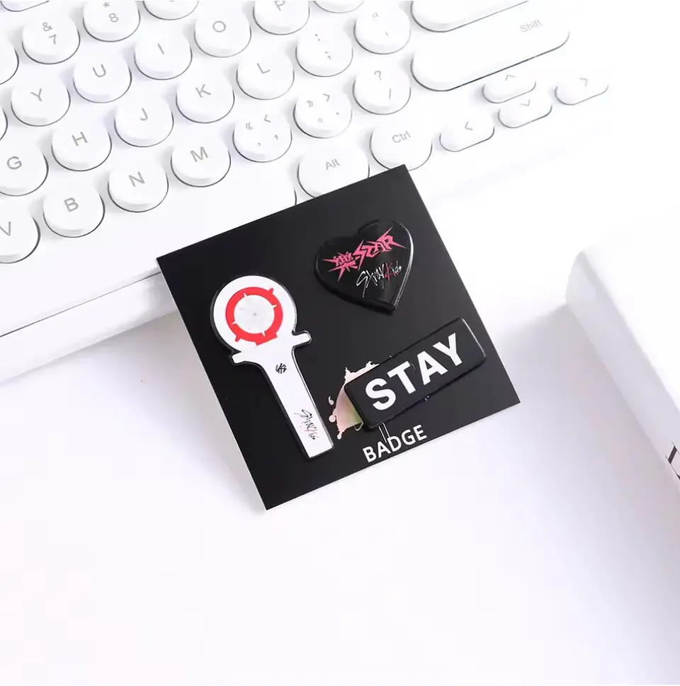 PIN SKZOO + LIGHTSTICK 5