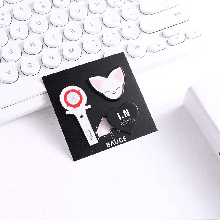 PIN SKZOO + LIGHTSTICK 6