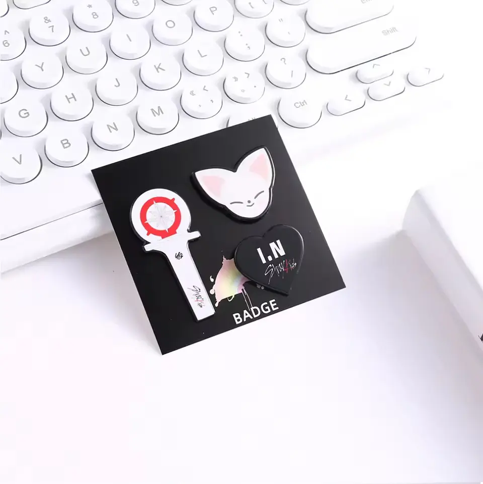 PIN SKZOO + LIGHTSTICK 6