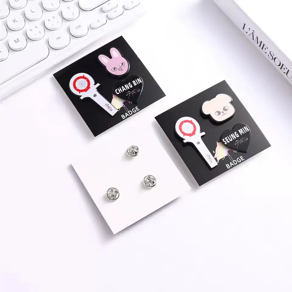 PIN SKZOO + LIGHTSTICK 2
