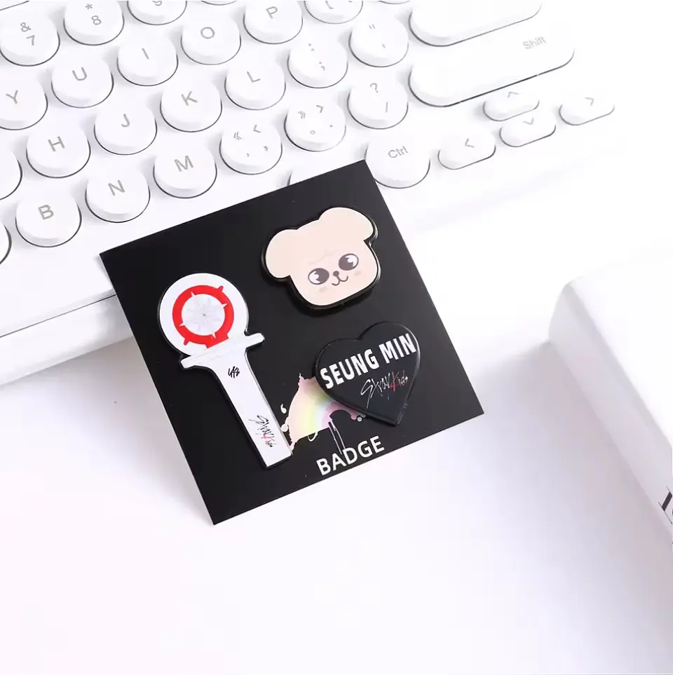 PIN SKZOO + LIGHTSTICK 7