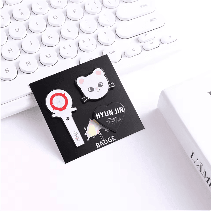 PIN SKZOO + LIGHTSTICK 9