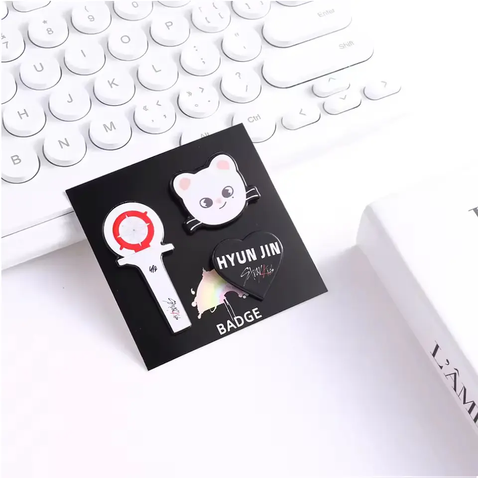 PIN SKZOO + LIGHTSTICK 9