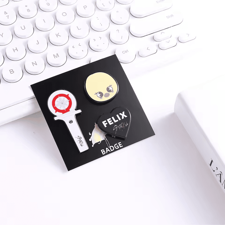 PIN SKZOO + LIGHTSTICK 10