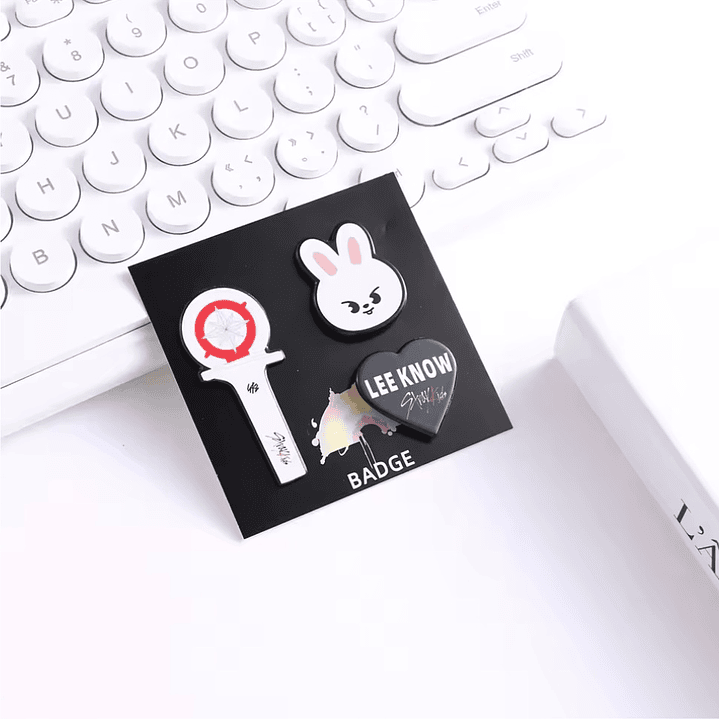 PIN SKZOO + LIGHTSTICK 11