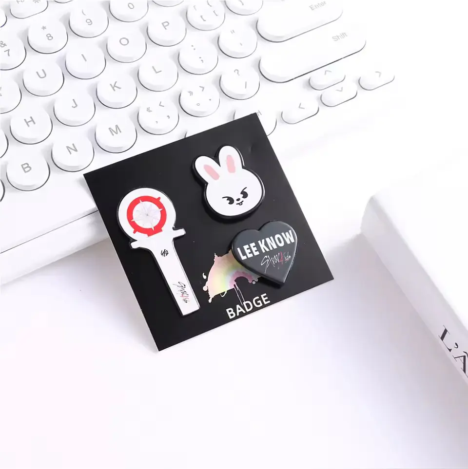 PIN SKZOO + LIGHTSTICK 11